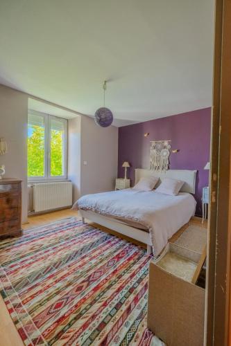 - une chambre avec un grand lit et un grand tapis dans l'établissement The Villa of the Whispers of the South-West, à Villedoux