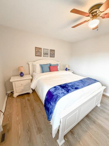 Ein Bett oder Betten in einem Zimmer der Unterkunft Lakefront 4bd2badockgrilldecksfirepit-12pp