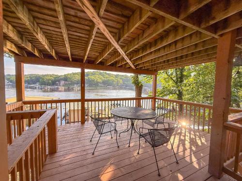 Ein Balkon oder eine Terrasse in der Unterkunft Lakefront 4bd2badockgrilldecksfirepit-12pp