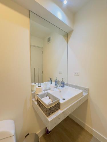 Et badeværelse på APPARTEMENT CHIC MIRAFLORES Paradis