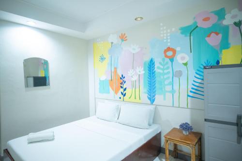 Кровать или кровати в номере Tropical Place Hotel by RedDoorz