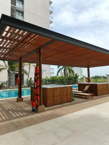 a pavilion next to a swimming pool with a pool at Apartamento nuevo con vista al mar, Santa Marta in Santa Marta