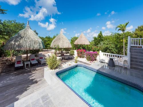 Photo de la galerie de l'établissement Island Villa Stay with Pool, cleaning included, à Willibrordus
