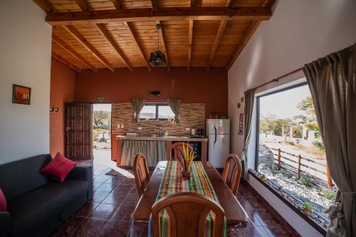 cocina y comedor con mesa y sofá en cabañas vistas de Cafayate, en Cafayate