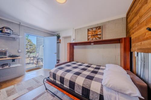 une chambre avec un lit et une horloge au mur dans l'établissement Hilltop Cottage, à Panguitch