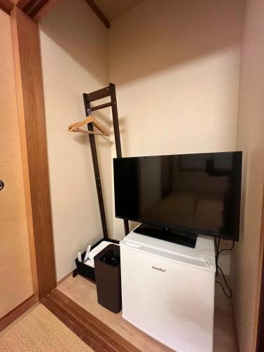 Una televisión o centro de entretenimiento en あざみ庵 Assobo 南紀白浜