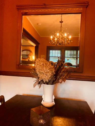 Φωτογραφία από το άλμπουμ του Charming 1914 Craftsman Home σε Eugene