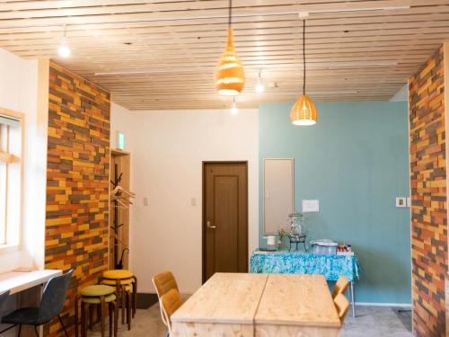 Un comedor con una mesa y sillas en una habitación. en あざみ庵 Assobo 南紀白浜, en Asso