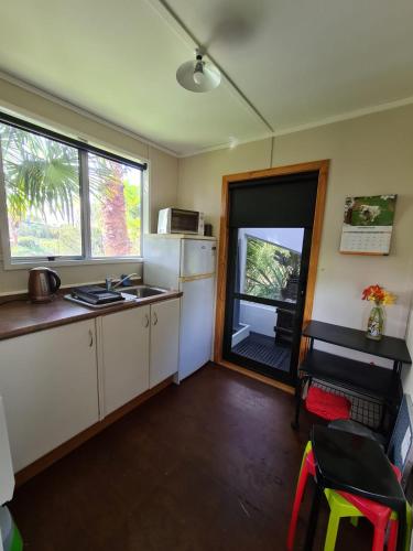 Dapur atau dapur kecil di Back to Basics Accommodation