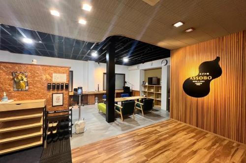 Una tienda de Apple con un cartel de guitarra en la pared. en あざみ庵 Assobo 南紀白浜, en Asso