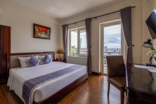 Postel nebo postele na pokoji v ubytování Baly Hotel Hue