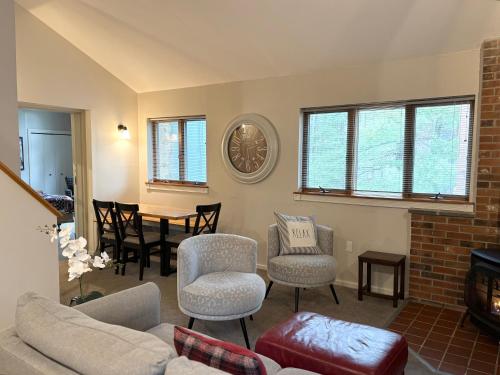 Χώρος καθιστικού στο COZY ATTITASH GETAWAY - Walk to lifts, Pool, Hot tub, Game room, Storyland