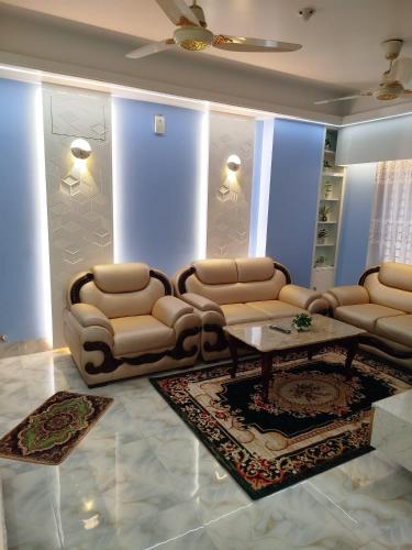 Гостиная зона в Spacious 3BR Family Stay with AC