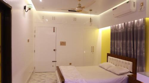 Кровать или кровати в номере Spacious 3BR Family Stay with AC