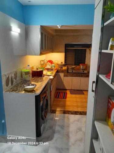 Кухня или мини-кухня в Spacious 3BR Family Stay with AC
