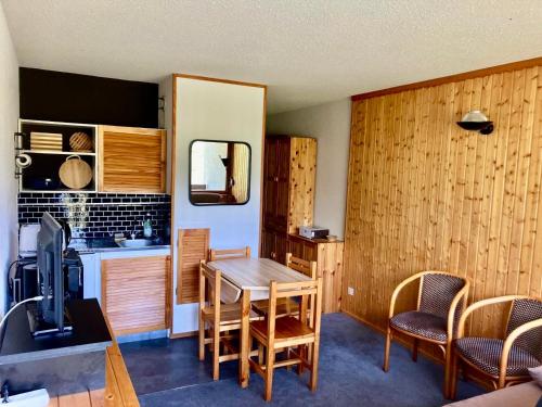 Chalet 24m², 4 pers, balcon sud, parking privatif, aux pieds des pistes Les Menuires - FR-1-344-1224