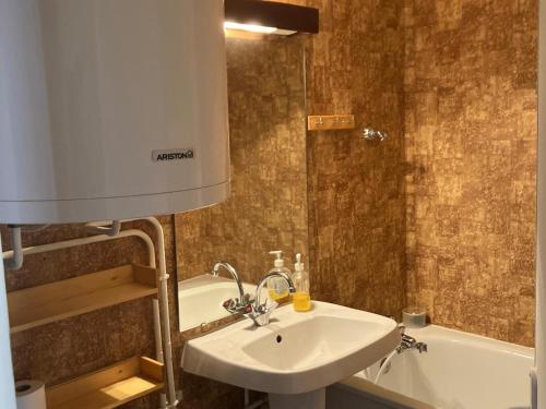 Chalet 24m², 4 pers, balcon sud, parking privatif, aux pieds des pistes Les Menuires - FR-1-344-1224