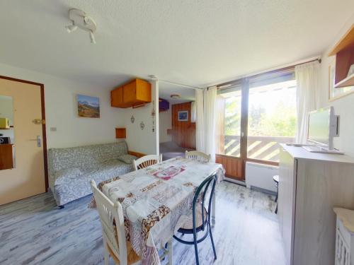 Postel nebo postele na pokoji v ubytování Studio lumineux avec loggia et parking aux Rousses - FR-1-834-3