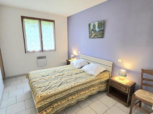 Maison spacieuse avec piscine privée au cœur du Périgord Noir, proche sites touristiques majestueux - FR-1-616-254にあるベッド