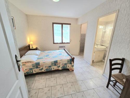 Maison spacieuse avec piscine privée au cœur du Périgord Noir, proche sites touristiques majestueux - FR-1-616-254にあるベッド