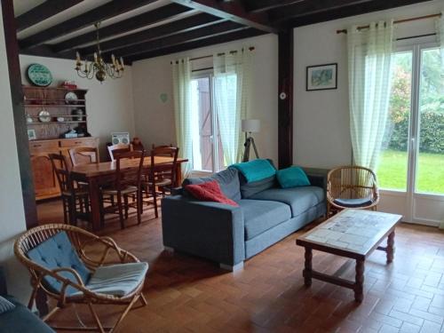 un salon avec un canapé, des chaises et une table dans l'établissement Maison 4 chambres avec jardin clos, proche plage et centre, à Vieux-Boucau - FR-1-239-964, à Vieux-Boucau-les-Bains