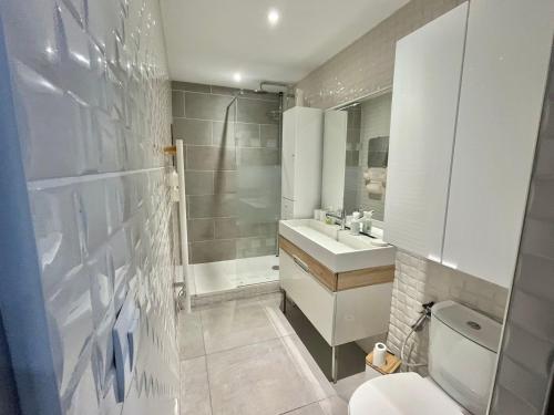 une salle de bain avec toilettes, lavabo et douche dans l'établissement Magnifique appartement P3 climatisé avec parking privé - FR-1-716-90, à La Grande Motte
