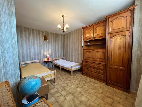 - une chambre avec un lit et une grande armoire en bois dans l'établissement Maison avec jardin et terrasse, 3 chambres à Sète - FR-1-338-612, à Sète