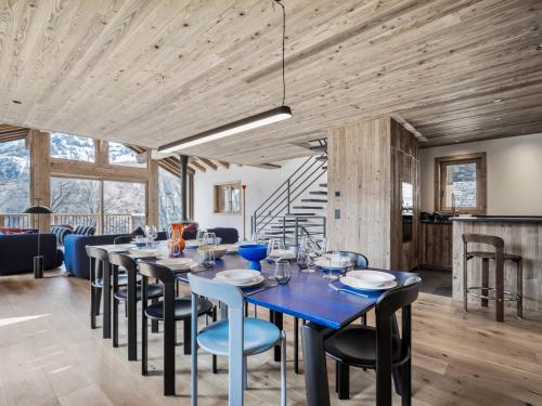 une salle à manger avec une longue table et des chaises dans l'établissement Chalet moderne à Villarabout - 12 pers, 260m², sauna, salle de cinéma - FR-1-570-68, à Béranger