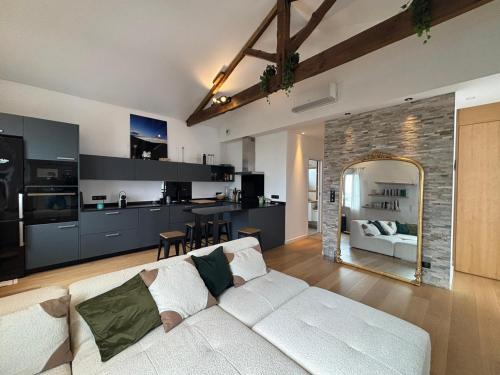 un salon avec un canapé blanc et une cuisine dans l'établissement Superbe appartement 2 chambres, à deux pas du centre - FR-1-239-1128, à Saint-Jean-de-Luz