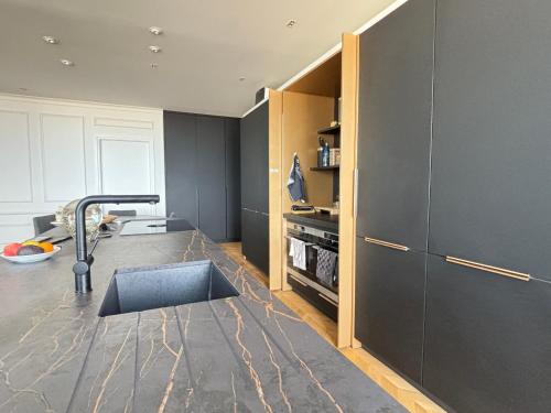 une cuisine avec un évier et un plan de travail dans l'établissement Appartement spacieux 3 chambres face plage, 6 personnes - FR-1-197-628, à Les Sables-dʼOlonne