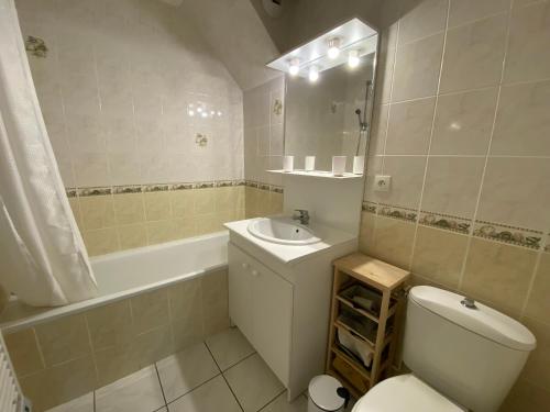 une salle de bain avec toilettes, lavabo et baignoire dans l'établissement Appartement T2 verdoyant avec parking privatif - FR-1-374-238, à Arcachon