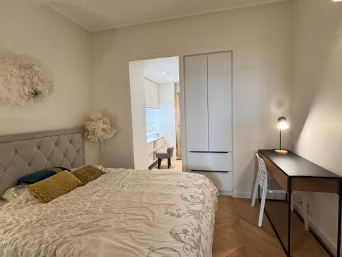 - une chambre avec un lit et un bureau à côté d'un bureau dans l'établissement Appartement spacieux 3 chambres face plage, 6 personnes - FR-1-197-628, à Les Sables-dʼOlonne
