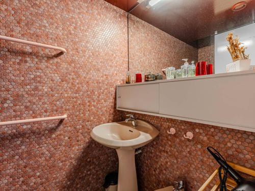 une salle de bain avec un lavabo et un miroir et des toilettes dans l'établissement Studio Vintage Rénové à Arcachon, Plage et Jetée Thiers à Proximité - FR-1-433-143, à Arcachon