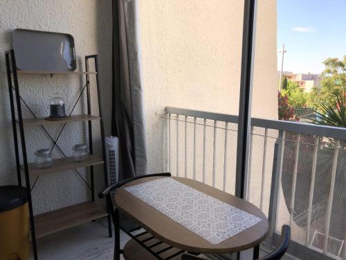 Photo de la galerie de l'établissement Bel appartement T2 proche plage avec parking privatif - FR-1-338-623, à Sète