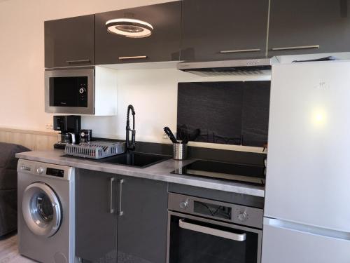 Photo de la galerie de l'établissement Bel appartement T2 proche plage avec parking privatif - FR-1-338-623, à Sète