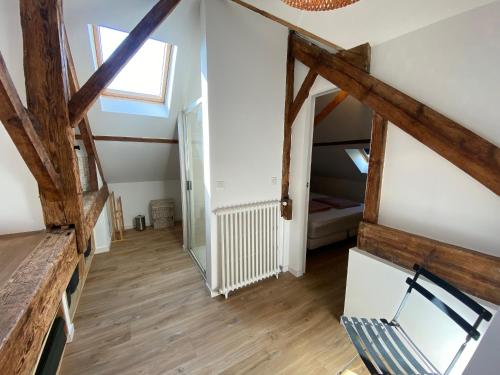 un grenier aménagé avec un escalier et une chambre avec un lit dans l'établissement Duplex T3 rénové avec balcon, près de la plage - FR-1-374-239, à Arcachon