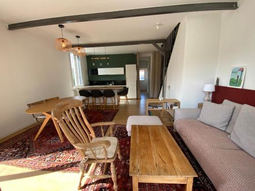 un salon avec un canapé et une table dans l'établissement Duplex T3 rénové avec balcon, près de la plage - FR-1-374-239, à Arcachon