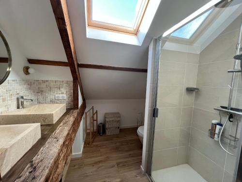 une salle de bain avec deux lavabos et une douche dans l'établissement Duplex T3 rénové avec balcon, près de la plage - FR-1-374-239, à Arcachon