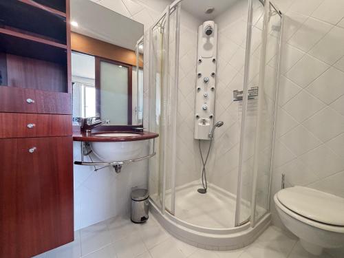 une salle de bain avec une douche, des toilettes et un lavabo dans l'établissement Appartement avec terrasse face plage, 4 pers - FR-1-197-629, à Les Sables-dʼOlonne