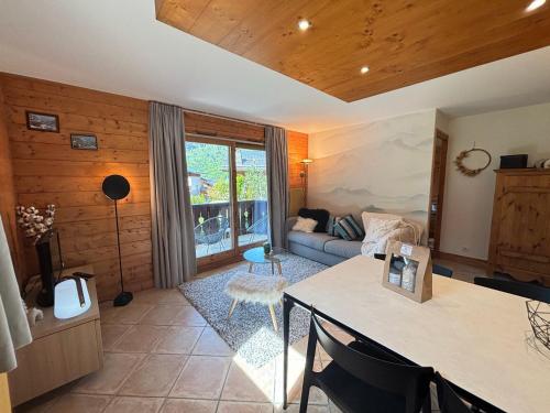 un salon avec un canapé et une table dans l'établissement Appartement 3 pièces pour 4 personnes à Méribel, proche des pistes, terrasse, parking, WIFI - FR-1-411-986, à Les Allues