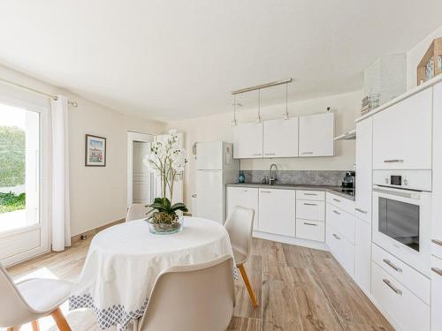 Photo de la galerie de l'établissement Maison proche mer pour 4 pers. avec jardin à La Flotte - FR-1-835-28, à La Flotte