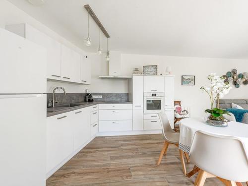 Photo de la galerie de l'établissement Maison proche mer pour 4 pers. avec jardin à La Flotte - FR-1-835-28, à La Flotte