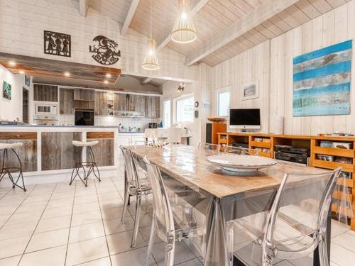 Photo de la galerie de l'établissement Maison pour 7 personnes avec piscine et parkings à La Couarde-sur-Mer - FR-1-835-27, à La Couarde-sur-Mer