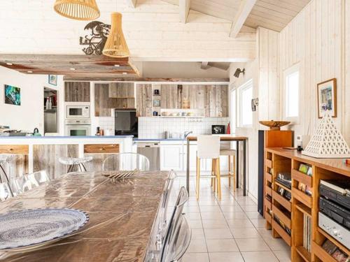 Photo de la galerie de l'établissement Maison pour 7 personnes avec piscine et parkings à La Couarde-sur-Mer - FR-1-835-27, à La Couarde-sur-Mer