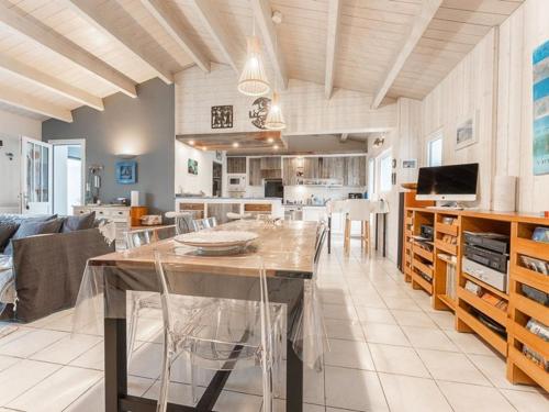 Photo de la galerie de l'établissement Maison pour 7 personnes avec piscine et parkings à La Couarde-sur-Mer - FR-1-835-27, à La Couarde-sur-Mer