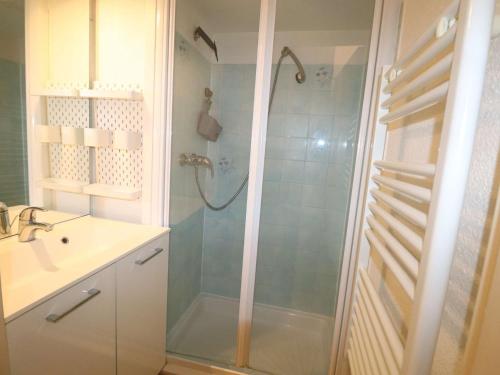 une salle de bain avec douche et lavabo dans l'établissement Studio cabine pour 4 pers avec parking près de la mer - FR-1-307-288, au Grau-du-Roi
