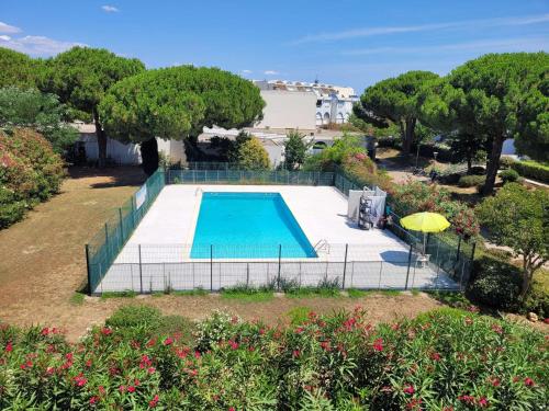 - une vue sur la piscine dans la cour dans l'établissement Studio cabine pour 4 pers avec parking près de la mer - FR-1-307-288, au Grau-du-Roi