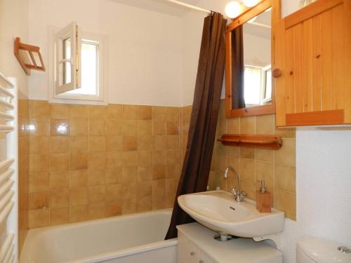 une salle de bain avec un lavabo, des toilettes et une baignoire dans l'établissement Appartement 2 pièces, terrasse et parking privé, La Londe-les-Maures - FR-1-826-17, à La Londe-les-Maures