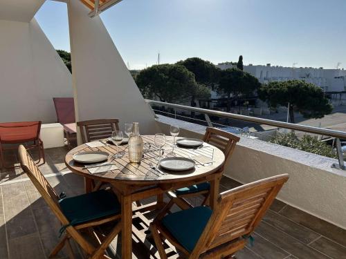 une table et des chaises sur un balcon avec vue dans l'établissement Appartement 2 pièces, terrasse vue port, parking privé, clim, animaux admis - FR-1-250-313, au Grau-du-Roi