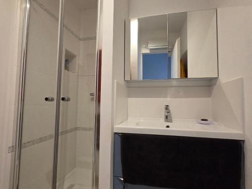 une salle de bain avec un lavabo et une douche dans l'établissement Appartement cosy avec jardin privé à 10 min de la plage, parking inclus - FR-1-364-184, à Saint-Brévin-les-Pins